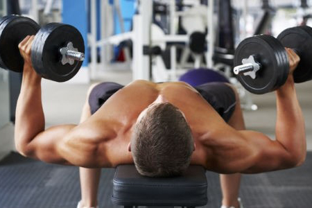 Krachtoefeningen om borstspieren te trainen