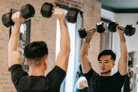 Krachtoefeningen om schouders te trainen